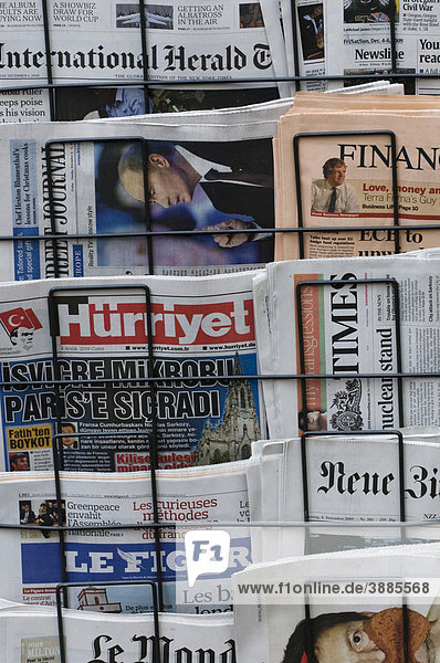 Zeitungsständer  internationale Tageszeitungen  deutsche  französische  türkische und englische Presse