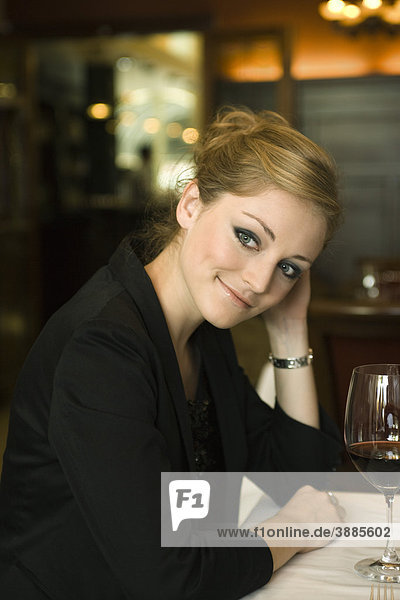 Frau träumt im Restaurant  Portrait