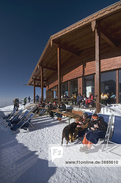 Winter visitors on the sun terrace of the Sonnenalm mountain lodge  Chiemgau  Upper Bavaria  Bavaria  Germany  Europe