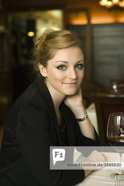 Frau im Restaurant  Portrait