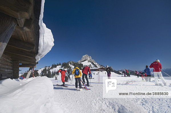 Wintersportler rüsten sich in der Nähe der Kampenwand zur Abfahrt  Aschau  Chiemgau  Bayern  Deutschland  Europa
