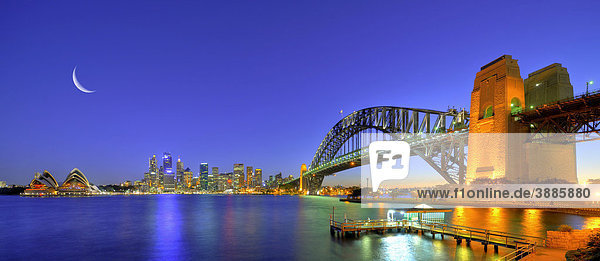Panoramaaufnahme Sydney Opera House  Opernhaus  Sydney Harbour Bridge  Hafen  Sydney Skyline  Central Business District  Mond  Nachtaufnahme  Sydney  New South Wales  Australien