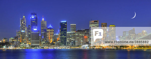 Panoramaaufnahme Sydney Hafen Skyline  Central Business District  Mond  Nachtaufnahme  Sydney  New South Wales  Australien