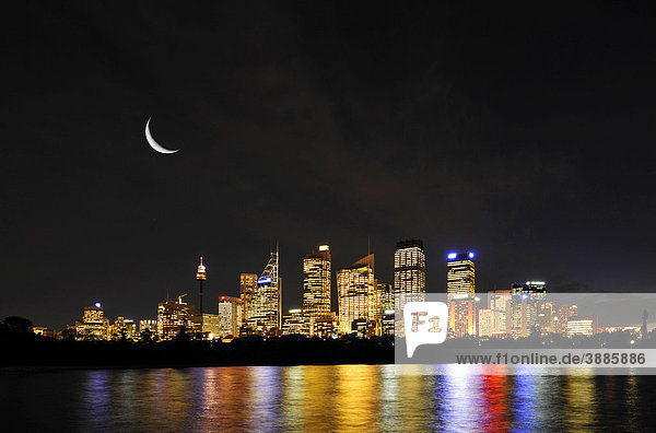 Sydney Skyline mit Mond  TV Tower  Central Business District  Nachtaufnahme  Sydney  New South Wales  Australien
