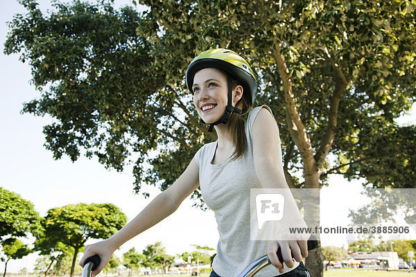 Teenagerin auf dem Fahrrad  Portrait