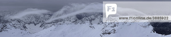 Sturmwolken über dem Zugspitzplatt im Winter  Zugspitze  Wettersteingebirge  Bayern  Deutschland  Europa