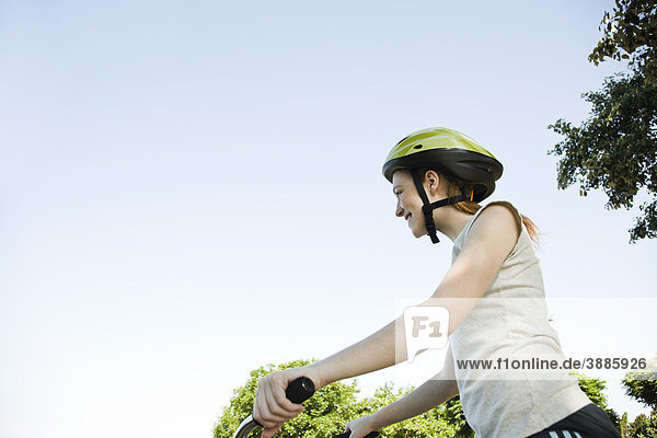 Teenagerin auf dem Fahrrad