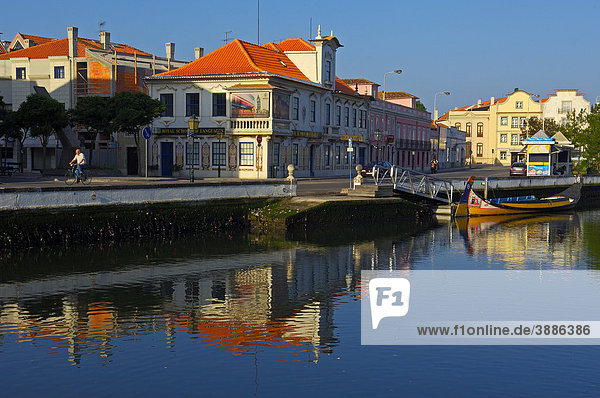 Traditionelle Moliceiro Boote  Canal Central  Aveiro  Beiras oder Beira Region  Portugal  Europa