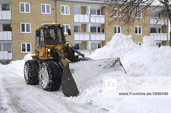 Schneeräumung mit Schaufellader in Schweden  Skandinavien  Europa