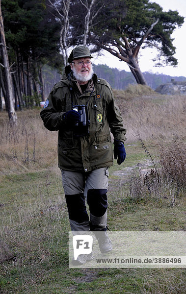 Vogelbeobachter geht im Wald in Schweden  Skandinavien  Europa