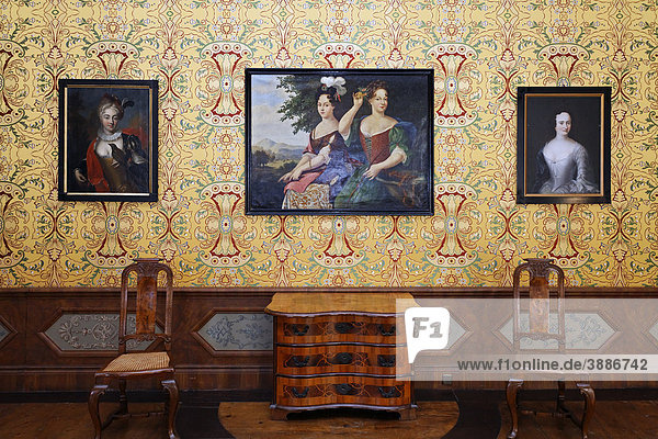 Barocker Saal mit historischen Gemälden und Stilmöbel  Schlossmuseum Quedlinburg  Harz  Sachsen-Anhalt  Deutschland  Europa