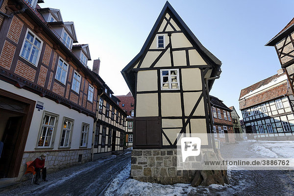 Romantische Altstadtgasse  schmalbrüstiges Fachwerkhaus  Winter  Finkenherd  Quedlinburg  Harz  Sachsen-Anhalt  Deutschland  Europa