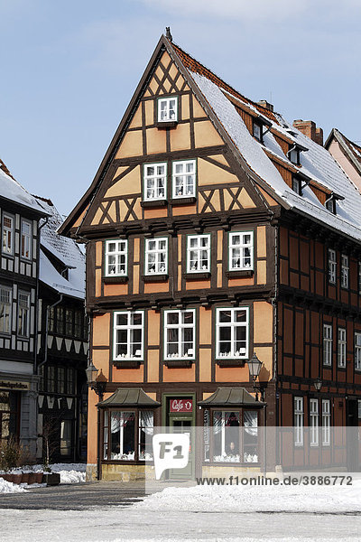 Historisches Fachwerkhaus am Markt  Winter  Quedlinburg  Harz  Sachsen-Anhalt  Deutschland  Europa