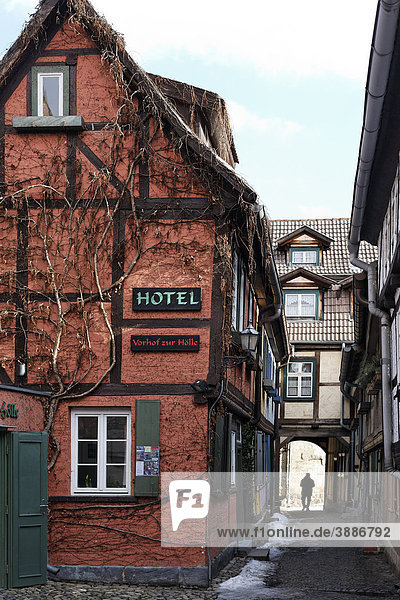 Vorhof zur Hoelle Hotel  Schuhhof  historic centre of Quedlinburg  Harz  Saxony-Anhalt  Germany  Europe