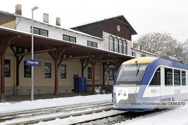 Moderne Bahn wartet vor Bahnhofsgebäude aus der Gründerzeit Harz-Elbe-Express  Winter  Thale  Harz  Sachsen-Anhalt  Deutschland  Europa
