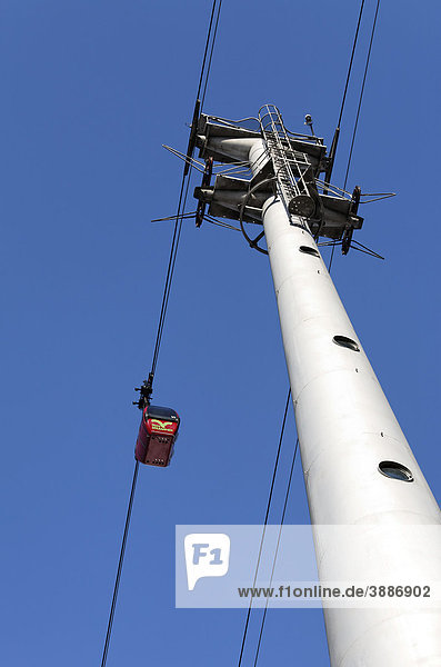 Kabinen fahren über eine hohe Seilbahnstütze  Stahlrohrkonstruktion  Thale  Harz  Sachsen-Anhalt  Deutschland  Europa