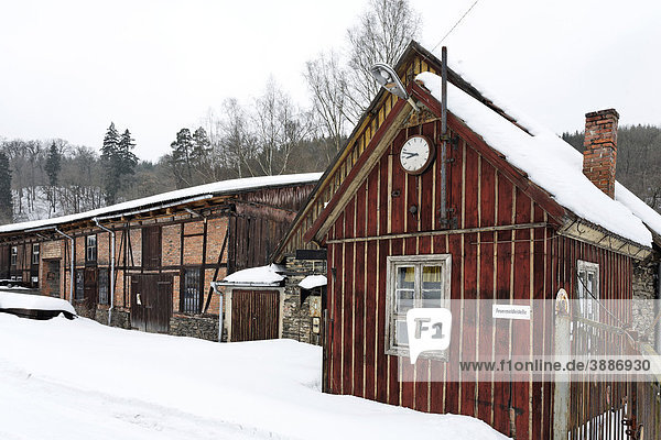 Gebäude der ehemaligen Eisenhütte Mägdesprung  verschneit  Harzgerode  Harz  Sachsen-Anhalt  Deutschland  Europa
