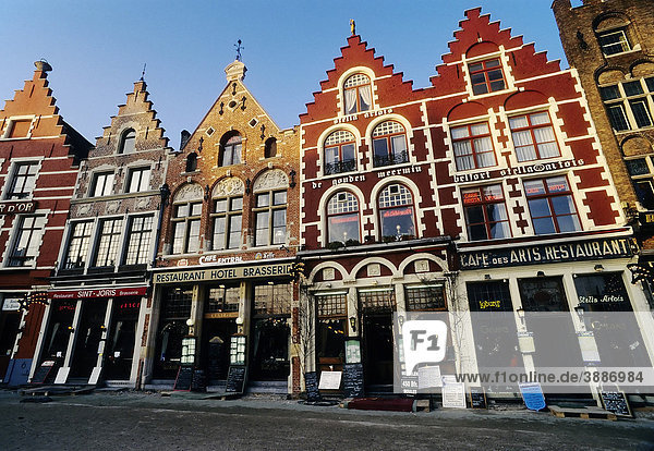 Alte Bürgerhäuser mit Restaurants  Grote Markt  Abendsonne  Brügge  Westflandern  Belgien  Europa