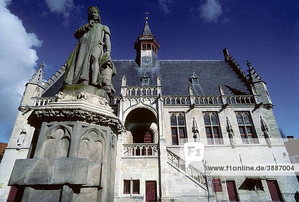 Historisches Rathaus  Denkmal des niederländischen Dichters Jacob van Maerlant  Damme  Westflandern  Belgien  Europa