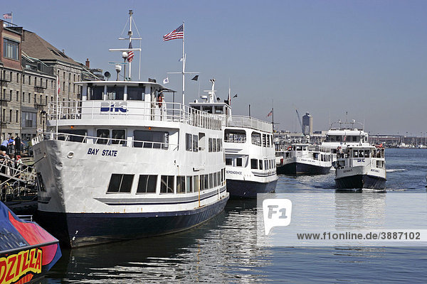 Ausflugsboote bei Long Wharf  Boston  Massachusetts  New England  USA
