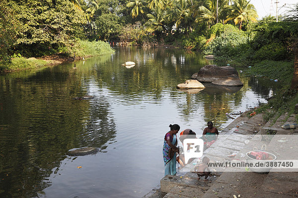 Frauen waschen in Fluss Wäsche  Tenkasi  Tamil Nadu  Tamilnadu  Südindien  Indien  Asien