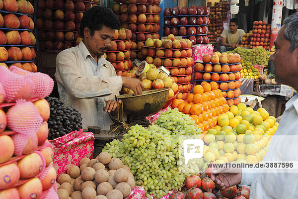 Obststand  Devaraja Markt  Mysore  Maisur  Karnataka  Südindien  Indien  Südasien  Asien