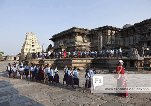 Schüler-Gruppe in Chennakesava Tempel  Keshava-Tempel  Hoysala-Stil  Belur  Karnataka  Südindien  Indien  Südasien  Asien