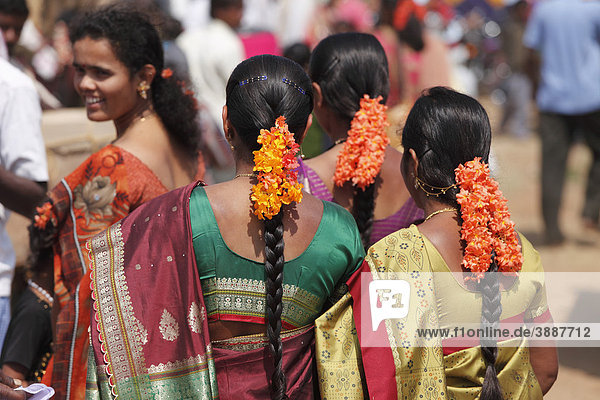 Frauen mit Blumen geschmückten Haaren  Fest südlich von Hunsur  Karnataka  Südindien  Indien  Südasien  Asien