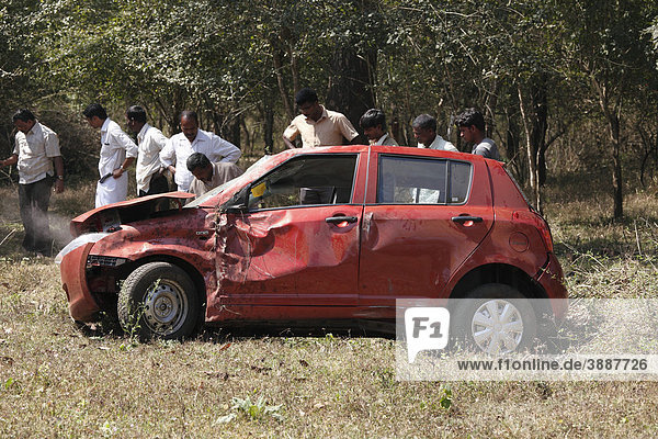 Totalschaden Autounfall Karnataka Südindien Indien Südasien Asien