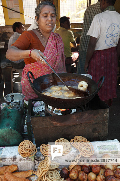In Fett ausgebackene Teigwaren  Frau kocht in Essensstand  Burliar  Tamil Nadu  Tamilnadu  Südindien  Indien  Südasien  Asien