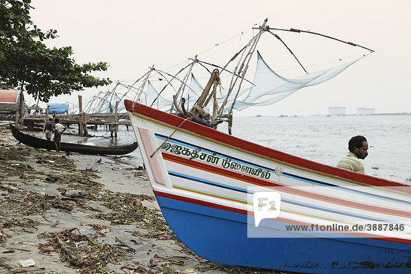 Chinesische Fischernetze und Fischerboot  Kochi  Fort Cochin  Kerala  Südindien  Indien  Südasien  Asien
