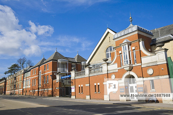 Ascot Pavillon mit Ascot Durning Bibliothek auf der High Street  Ascot  Berkshire  England  Vereinigtes Königreich  Europa