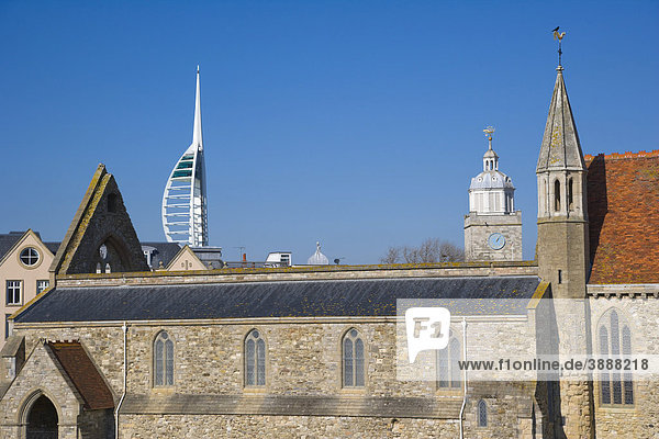 Die Türme der Royal Garnison Kirche oder Domus Dei  Kathedrale von Portsmouth und dem Spinnaker Tower von der King's Bastion  Old Portsmouth  Hampshire  England  Vereinigtes Königreich  Europa