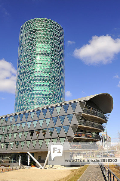 Der Westhafen Tower  davor ein modernes Wohngebäude auf dem Westhafenplatz  Frankfurt am Main  Hessen  Deutschland  Europa