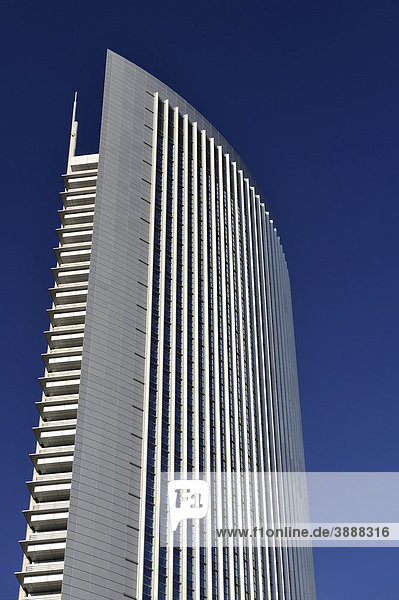 Die Aluminium und Glasfassade vom 130 Meter und 33 Stockwerke hohen Bürohochhaus Pollux im Frankfurter Forum mit der Dresdner Bank als Hauptmieter  Frankfurt am Main  Hessen  Deutschland  Europa