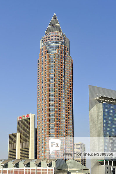 Der 257 Meter hohe Messeturm  links daneben das 159 Meter hohe Westend Gate in der Innenstadt von Frankfurt am Main  Hessen  Deutschland  Europa