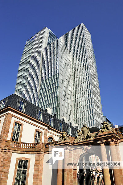 Klassische Architektur trifft moderne Architektur in der Innenstadt von Frankfurt am Main  Hessen  Deutschland  Europa