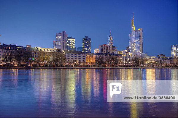 Abendstimmung  Skyline  Frankfurt  Hessen  Deutschland  Europa