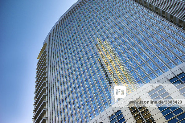 Messeturm spiegelt sich in den Scheiben der Commerzbank Messe Frankfurt Hessen Deutschland Europa