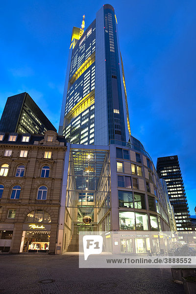 Blick auf die Commerzbank  Frankfurt  Hessen  Deutschland  Europa