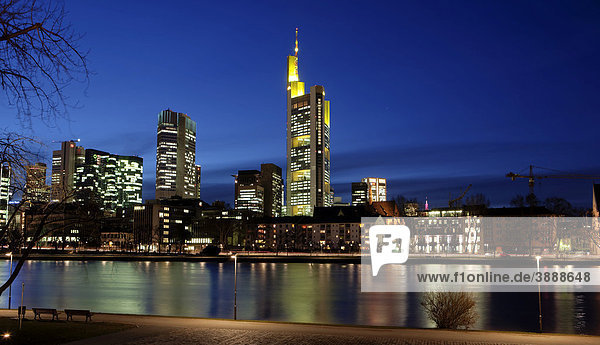 Blick auf die Skyline von Frankfurt  Commerzbank  EZB  Opernturm  Frankfurt  Hessen  Deutschland  Europa