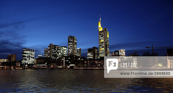 Blick vom Eisernen Steg auf die Skyline von Frankfurt  Commerzbank  EZB  Opernturm  Frankfurt  Hessen  Deutschland  Europa