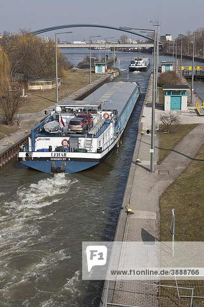 Frachtschiffe verlassen die Staustufe Offenbach in Richtung Offenbach  Schleuse  Main  Offenbach  Hessen  Deutschland  Europa
