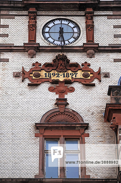 Turmuhr mit dekorativem Jahreszahl-Mosaik 1892-1897 des Hauptpostamtes  1892 bis 1897 im Stil der Neorenaissance erbaut  Mecklenburgstraße  Schwerin  Mecklenburg-Vorpommern  Deutschland  Europa