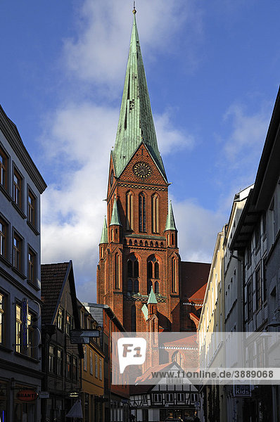 Blick auf den Turm  1889 bis 1893  des Schweriner Doms  1270-1426  St. Maria und St. Johannes  Am Dom 4  Schwerin  Mecklenburg-Vorpommern  Deutschland  Europa