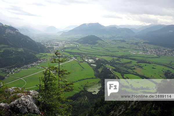 Blick vom Tressenstein ins Ennstal Landschaft um Grimming Berg Salzkammergut Liezen Steiermark Alpen Österreich Europa