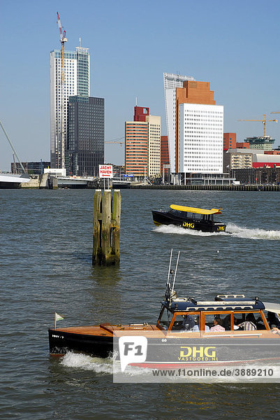 Kleine Watertaxi Fähren auf dem Nieuwe Maas Fluss  dahinter moderne Architektur am Wilhelminapier  Rotterdam  Zuid-Holland  Süd-Holland  Niederlande  Europa