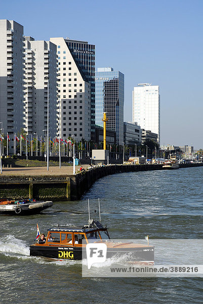 Kleine Watertaxi Fähre auf dem Nieuwe Maas Fluss  dahinter moderne Architektur am Boompjes Kai  Rotterdam  Zuid-Holland  Süd-Holland  Niederlande  Europa