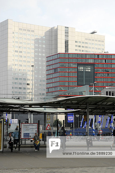 Moderne Architektur am Rotterdam Blaak Bahnhof  Zuid-Holland  Süd-Holland  Niederlande  Europa