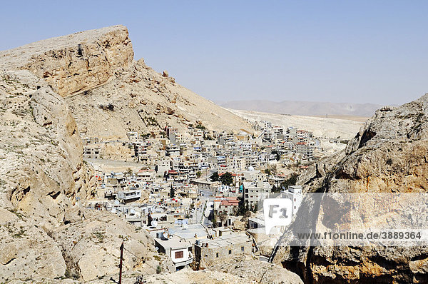 Felseinschnitt mit Blick auf das christliche Dorf Maalula  Syrien  Naher Osten  Asien